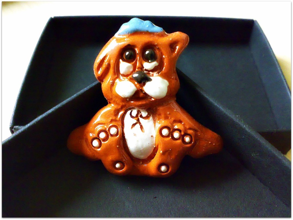Broche finalizado en su caja