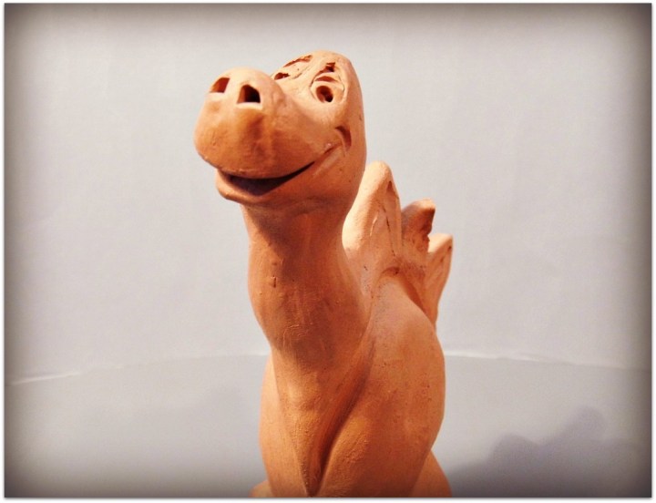 Dinosaurio arcilla roja