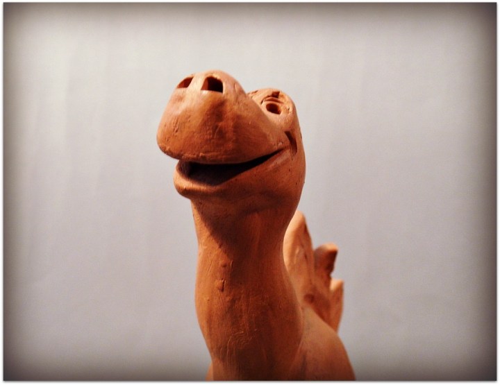 Dinosaurio arcilla roja