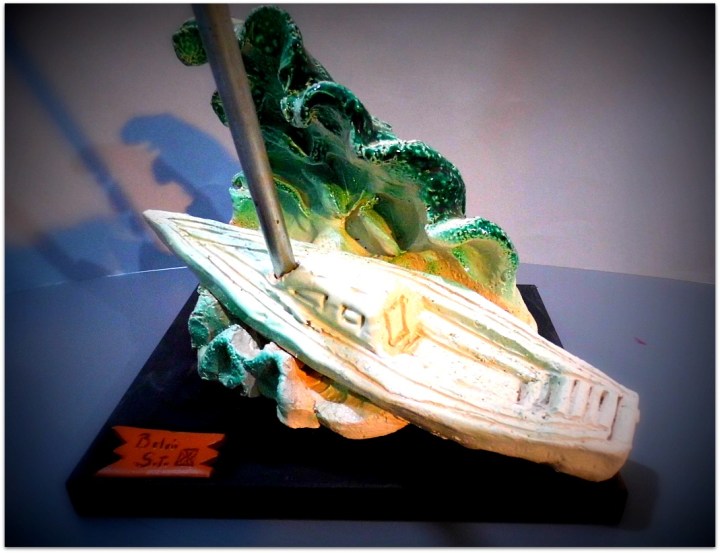 Velero entre las olas