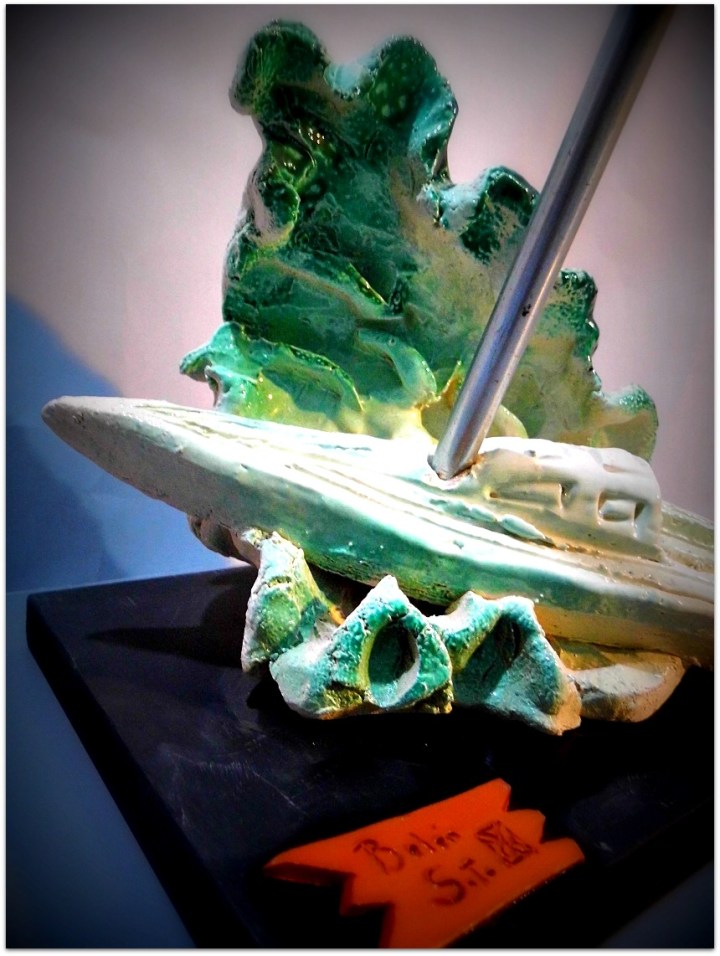 Velero entre las olas