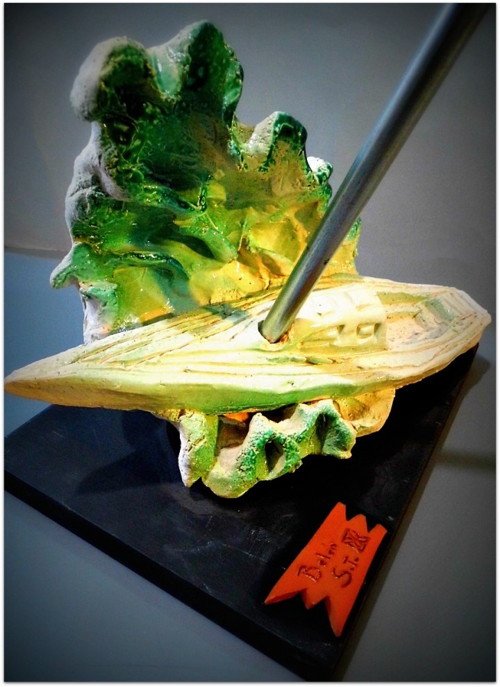 Velero entre las olas