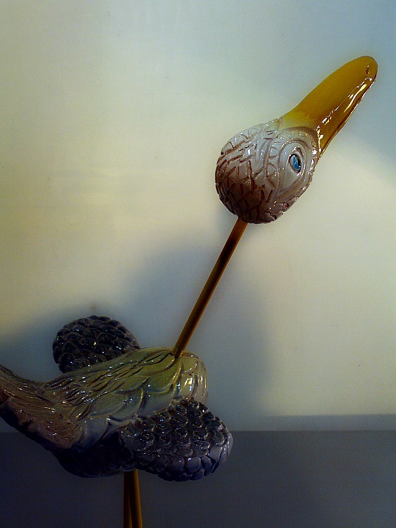 Cigüeña de cerámica y metal