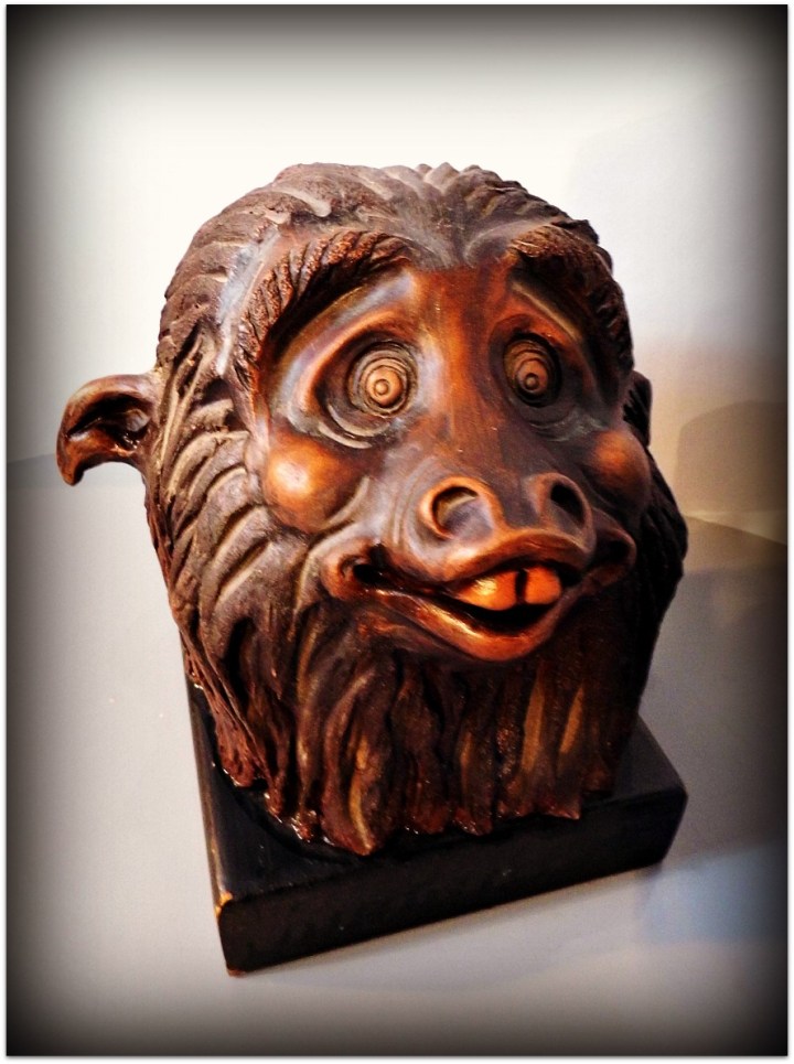 Chimpancé de cerámica