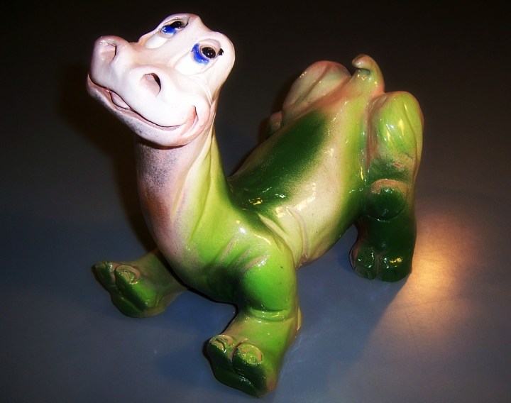 Dinosaurio de cerámica
