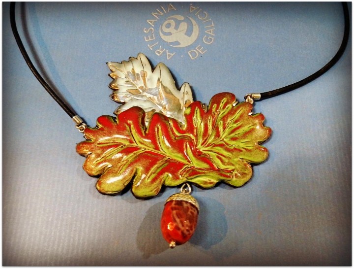 Gargantilla de plata y cerámica