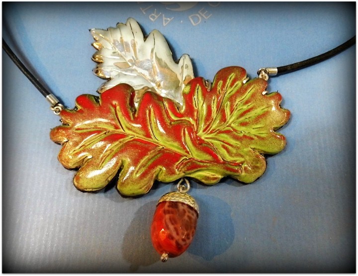 Gargantilla de plata y cerámica