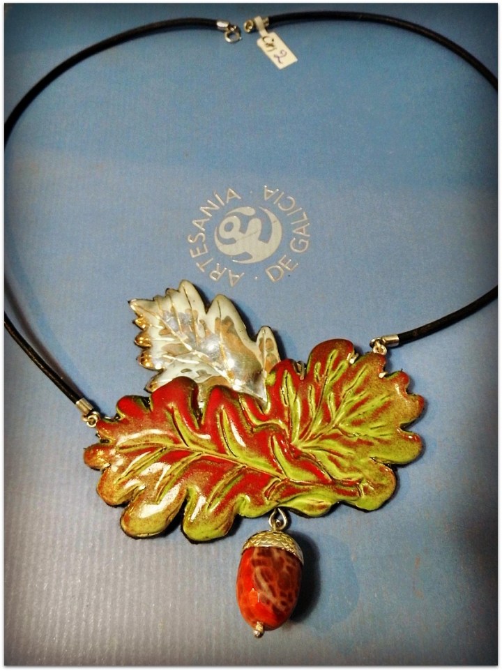 Gargantilla de plata y cerámica