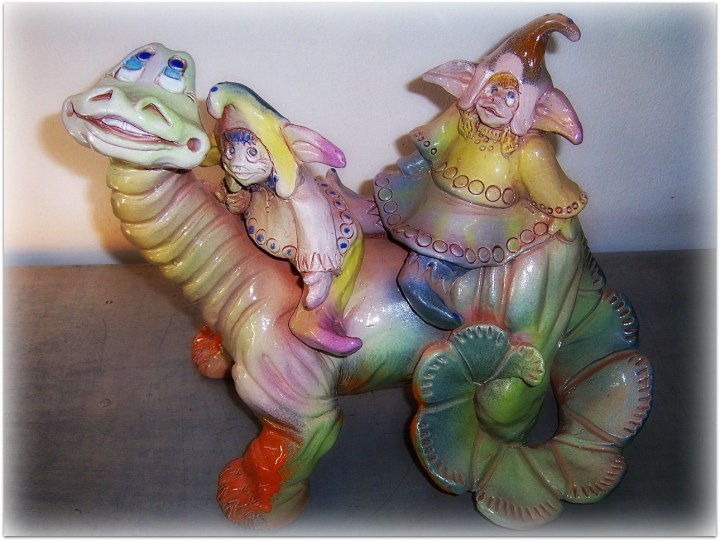 Dinosaurio y duendes