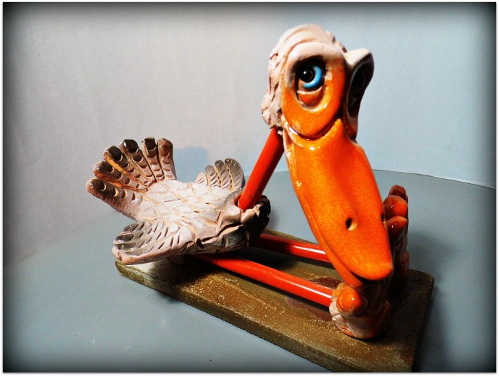 Pájaro de cerámica y metal