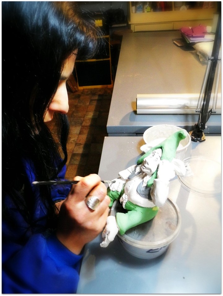 Esmaltando duende de cerámica