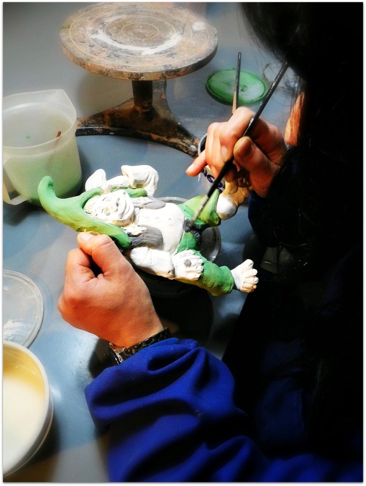 Esmaltando duende de cerámica