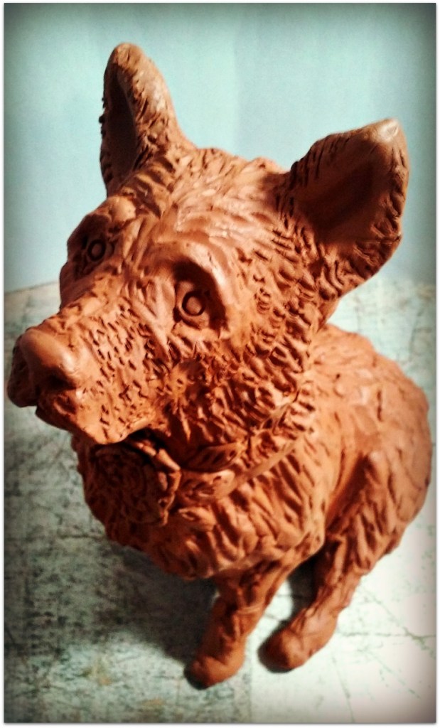 Perro modelado con arcilla