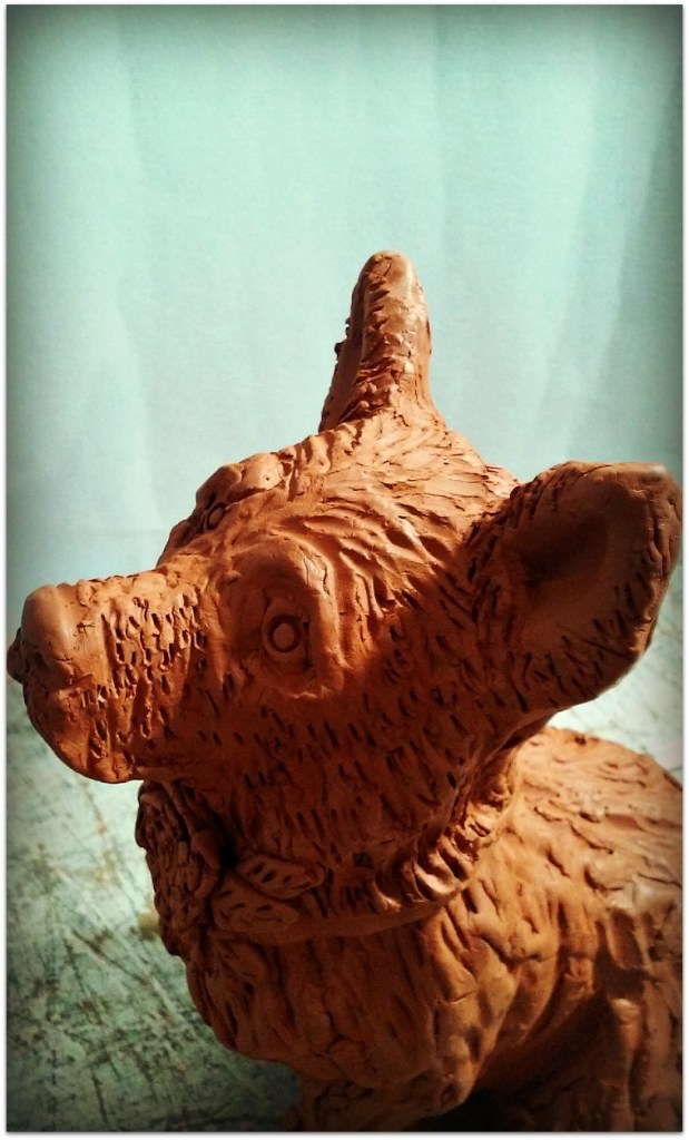 Perro modelado con arcilla