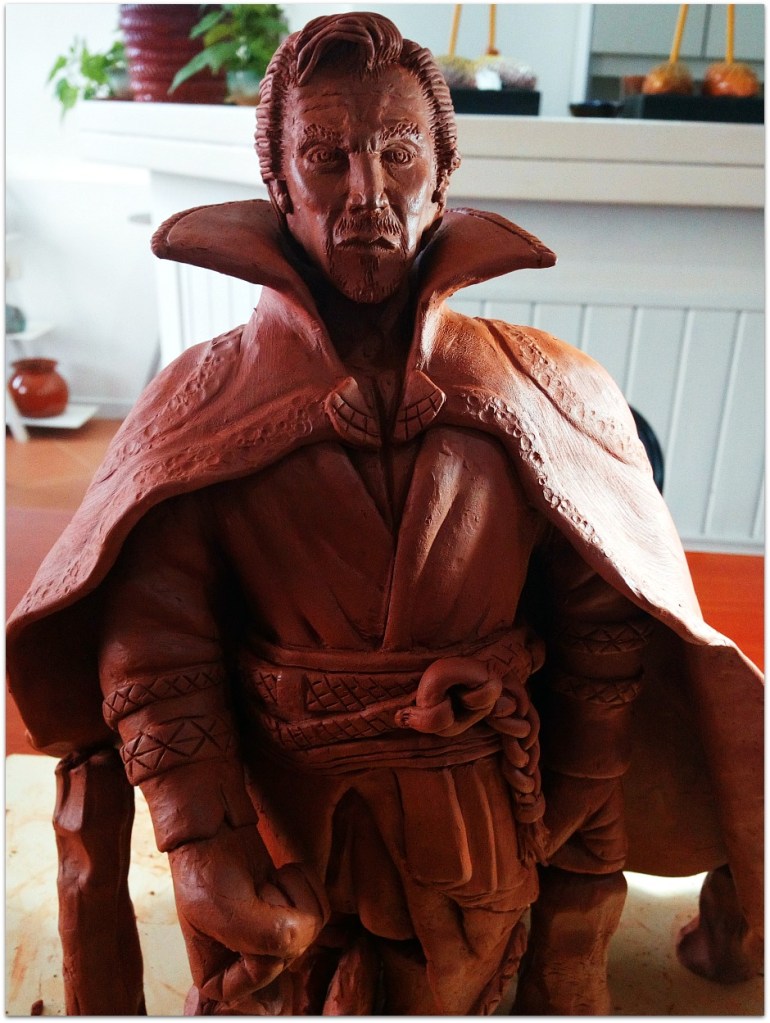 Escultura de arcilla roja