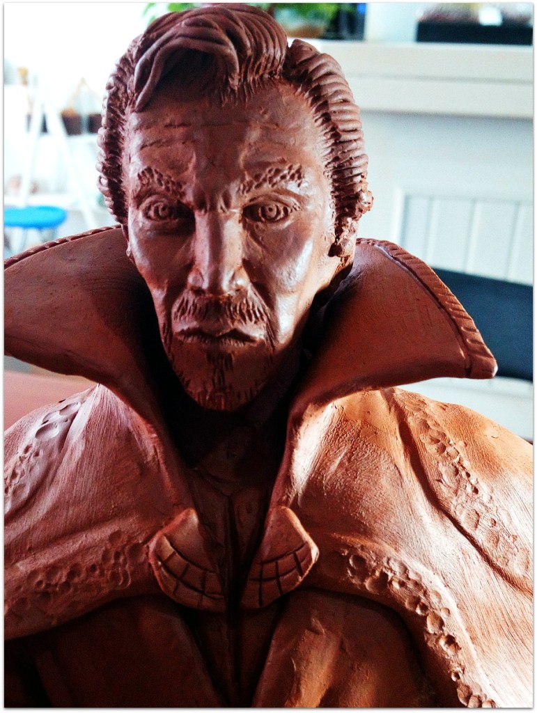 Escultura de arcilla roja