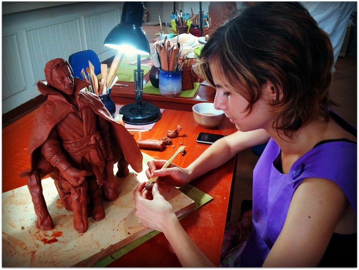 Modelando sobre arcilla roja