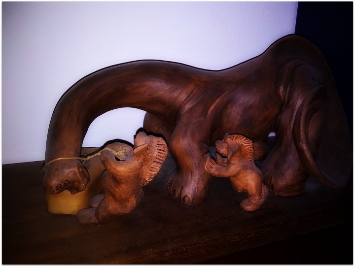 Dinosaurio y duendes de cerámica