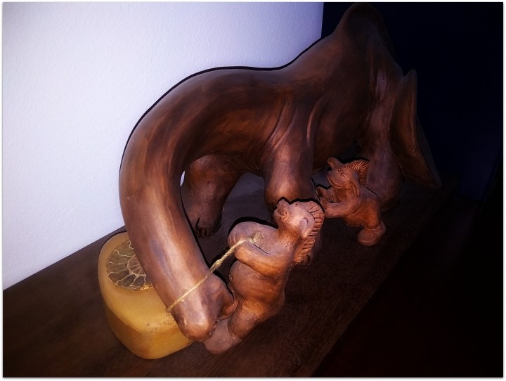 Dinosaurio y duendes de cerámica