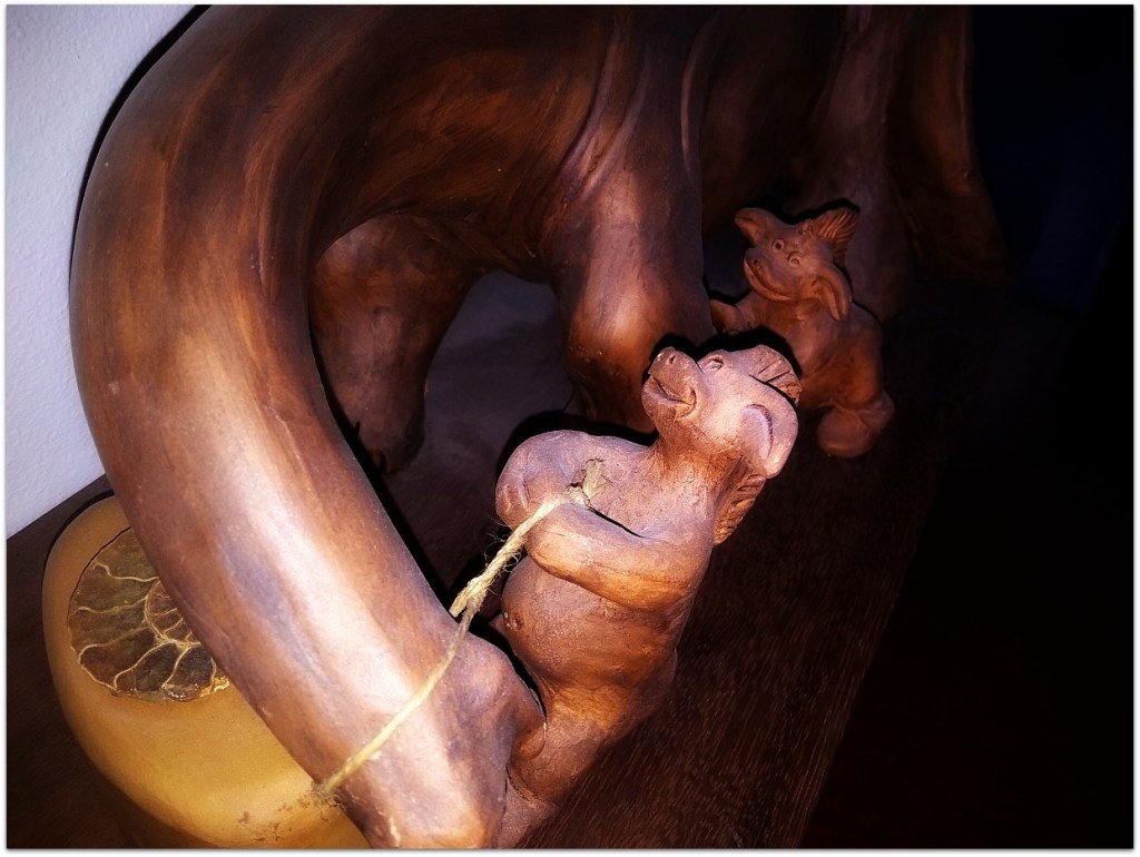 Dinosaurio y duendes de cerámica