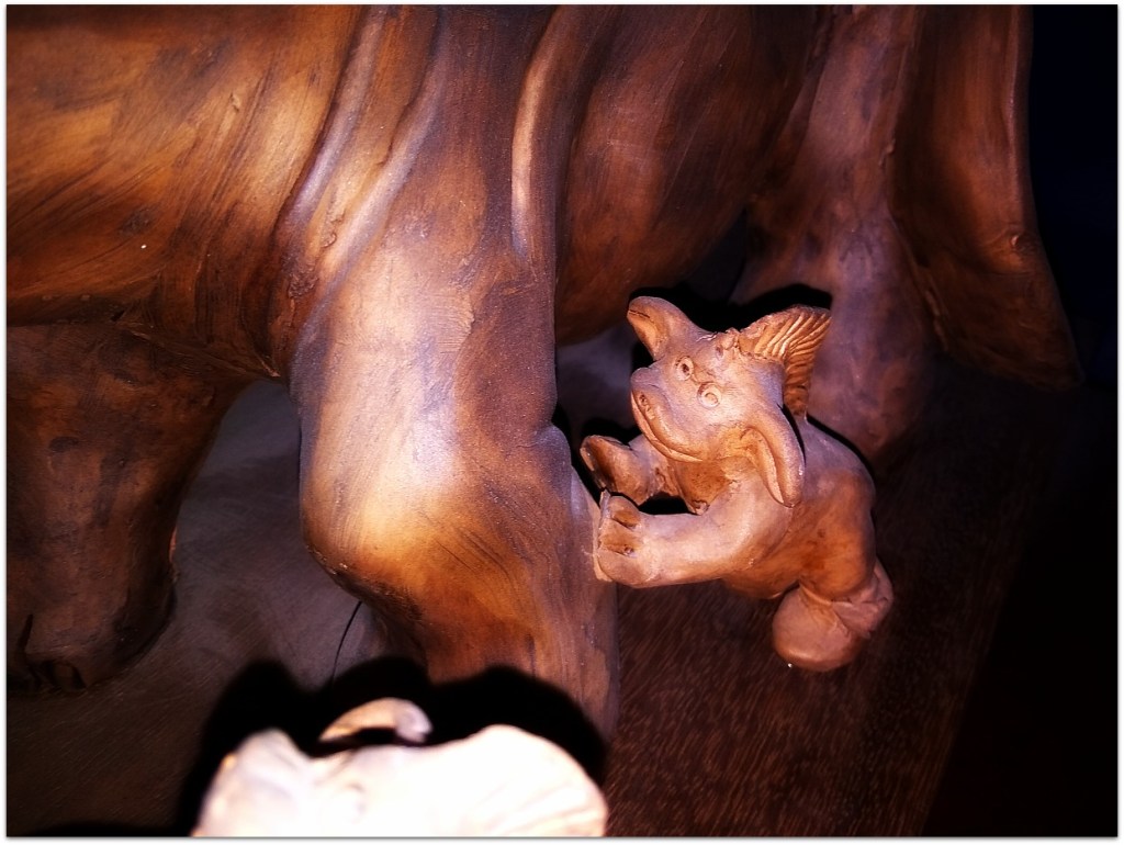 Dinosaurio y duendes de cerámica