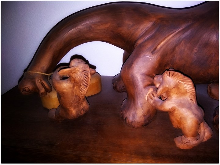 Dinosaurio y duendes de cerámica