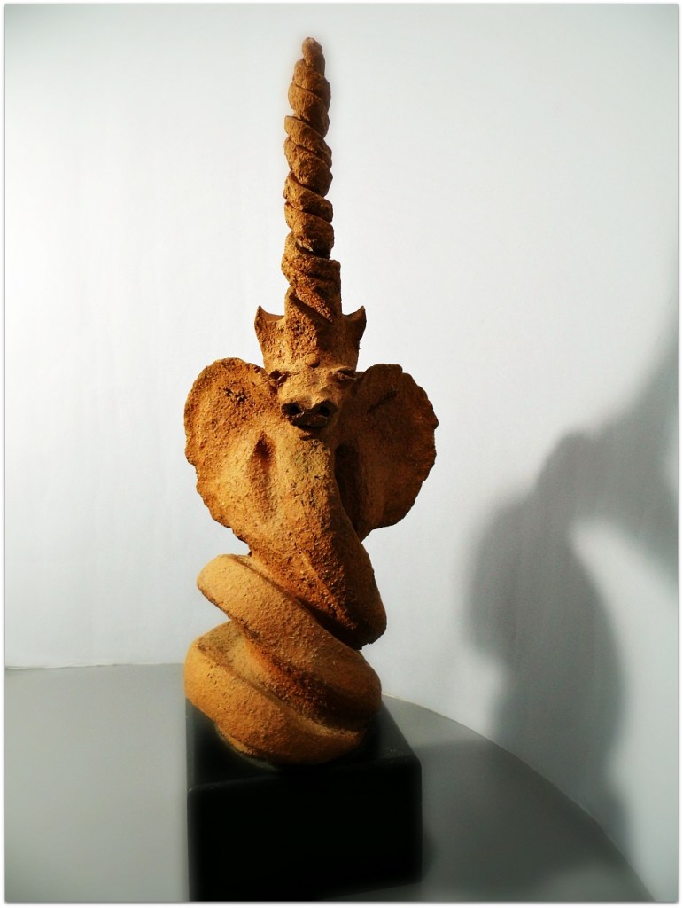 Dragón, escultura de arcilla refractaria