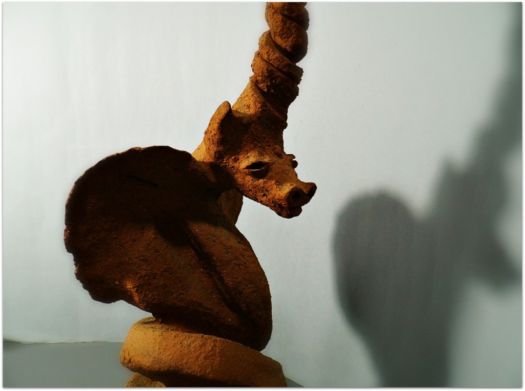 Dragón, escultura de arcilla refractaria